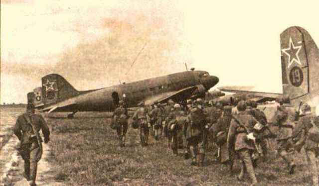 С октября по декабрь 1941 года лётчики Московской авиагруппы особого назначения доставляли продовольствие жителям блокадного Ленинграда.