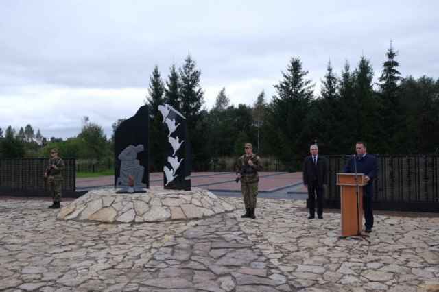 На территории воинского захоронения установили 62 мемориальные плиты с именами более 2,5 тысяч солдат и офицеров, погибших в этих местах.