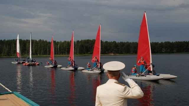 В «Парусе» не работают, а служат