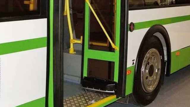 Пассажирку зажало дверьми в атобусе «ЛиАЗ».