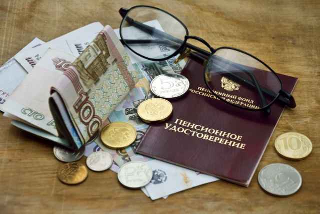 Величина прожиточного минимума пенсионера в целом по РФ на 2021 год составит 9512 рублей, в Новгородской области — 9582 рублей.