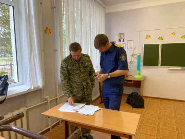 Согласно предварительным выводам областного управления Роспотребнадзора, в школе нарушали дезинфекционный режим.