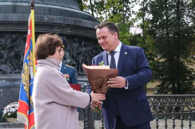 Церемония вручения федеральных и областных наград стала традицией празднования Дня зарождения российской государственности.