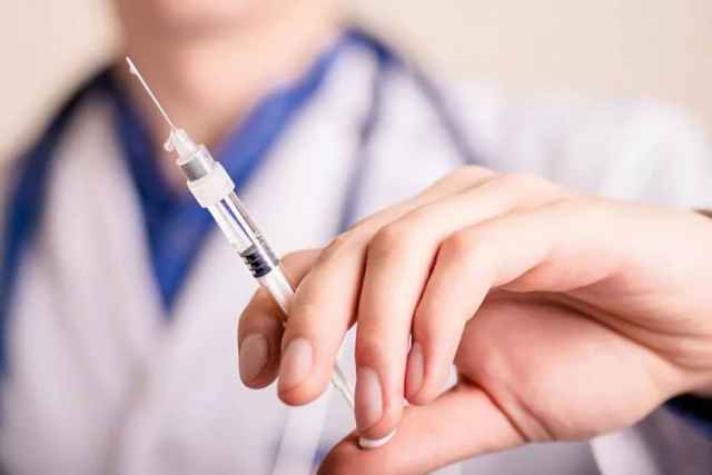 Более 75 тысяч медиков и работников образования в Новгородской области сделали прививки от гриппа.