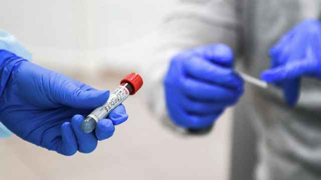 В соответствии с постановлением главного санитарного врача России, до получения результатов теста на коронавирус необходимо соблюдать режим изоляции.