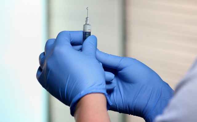Новосибирские учёные разработали вакцину против COVID-19, содержащую фрагменты вируса.
