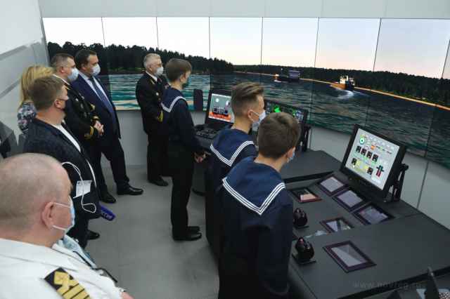 Воспитанники Морского центра показали Андрею Никитину, как они освоили навигационный тренажёр.