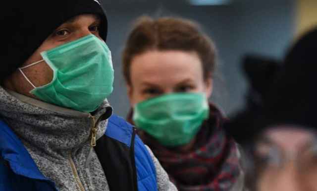 Снять защитные маски и меньше говорить про коронавирус мы сможем не раньше, чем через год.