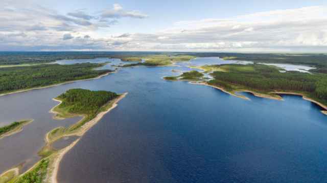 Деревня Молодильно находится на берегу озера Ореховое. Оно входит в состав самой длинной цепи озер карстового происхождения.