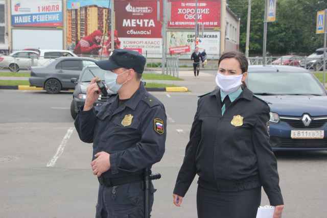 Несмотря на то, что должник проживает в областном центре, встреча с судебными приставами состоялась в Пестовском районе