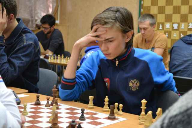17-летний Арсений Нестеров стал вторым и самым молодым обладателем высшего шахматного звания в истории новгородских шахмат