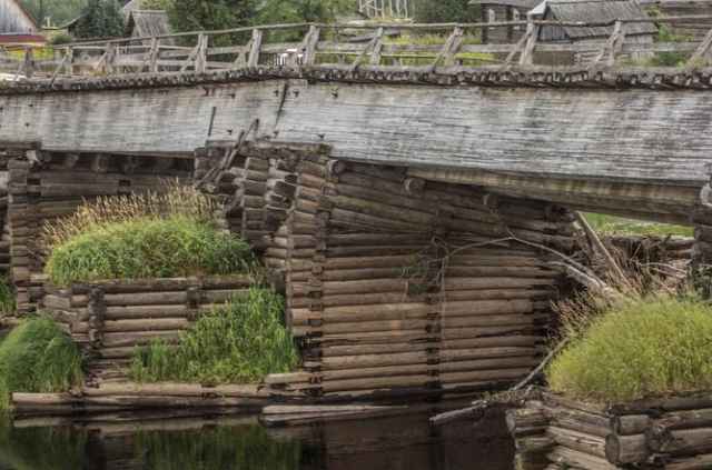Мост через реку Кену построен на четырёх ряжах, пятистенных срубах в форме лодки, возведённых на дне реки, заполненных камнями, на которые и держатся опоры моста.