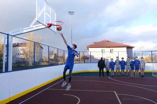 Дети в Шимске смогут заниматься на современной площадке баскетболом, волейболом, мини-футболом, хоккеем