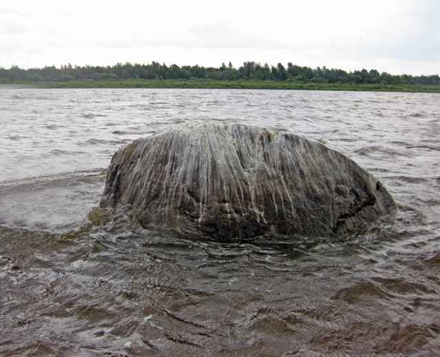 Синий камень – это крупный ледниковый валун, выступающий из вод озера Ильмень близ деревни Замленье