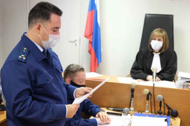 На первом судебном заседании в Батецком выступил прокурор области Сергей Столяров, обратившийся в суд с заявлением об установлении факта геноцида в Жестяной Горке