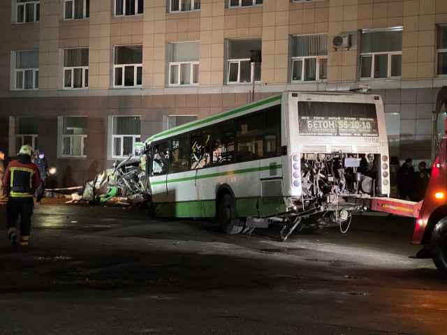 Городской автобус, следовавший по маршруту №9, накануне 4 ноября, вечером на полном ходу врезался в главный корпус университета