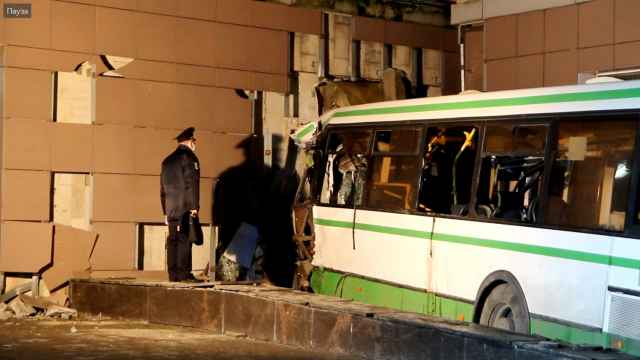 Один из пассажиров врезавшегося в НовГУ автобуса пытался спасти всех остальных