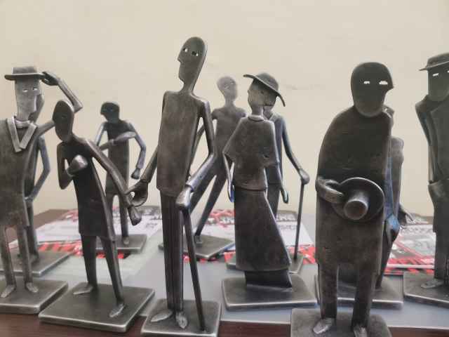 Призы для участников фестиваля изготовил новгородский скульптор Вячеслав Смирнов