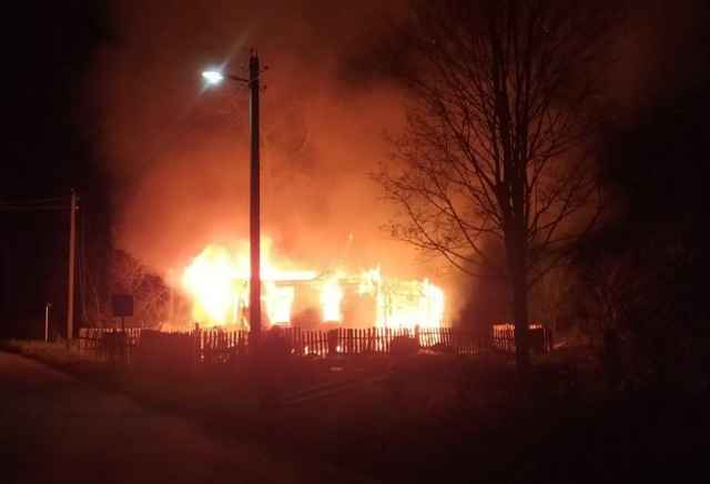 Сообщение о пожаре в частном нежилом доме в деревне Глухачи по системе 112 поступило вчера вечером.