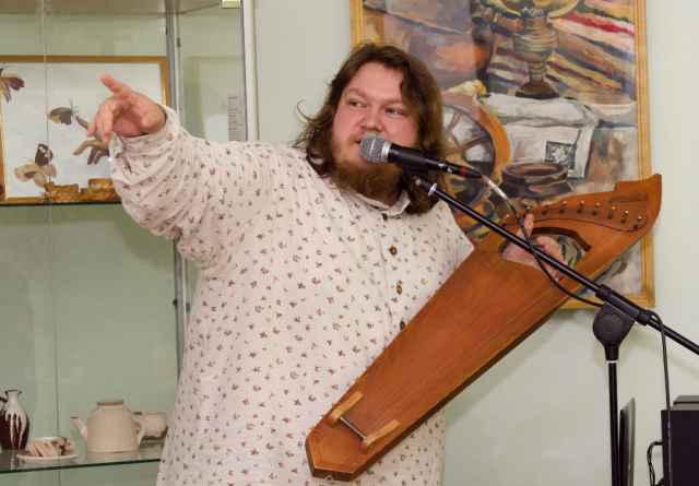 Антон Вакуров представил Новгородскую область в октябре этого года и рассказал о русских народных инструментах