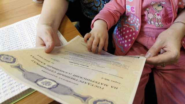 В Новгородской области с начала реализации программы материнского капитала (с 2007 года) выдано 42 340 сертификатов на материнский капитал, из них в 2020 году – 2 560