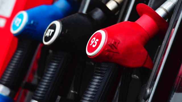 В Валдае самое дорогое газовое топливо – 25,5 рубля за 1 литр, а также самые высокие цены на АИ-92 и АИ-95 – 43,2 и 46,35 рубля за литр соответственно. Дизель стоит 48 рублей за литр.