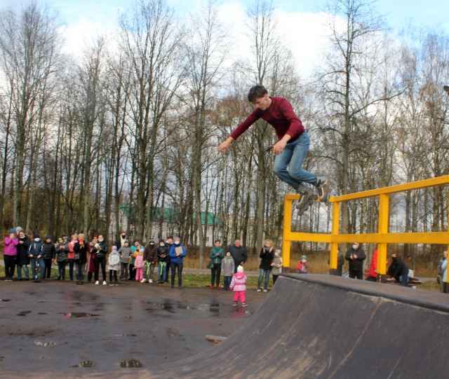 В номинации «Спорт и туризм» Илькин Алиханов, волонтер, участник скейт-сообщества из Чудовского района получил 100 000 рублей на проект «Скейтпарк для всех!»