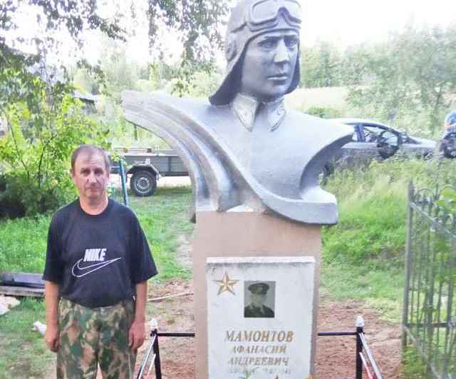 На могиле лётчика А.А. Мамонтова на кладбище в деревне Ермошкино Валдайского района. Валерий Пороховников был одним из инициаторов и спонсоров установки бюста на месте захоронения младшего лейтенанта 402-го истребительного авиационного полка.