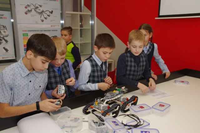 Своих роботов на соревнования смогут выставить школьники от 7 до 17 лет.
