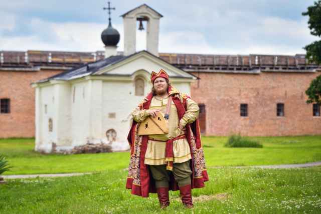 Древняя и очень азартная игра «Мельница», доску для которой средневековые путешественники могли вырезать даже на деталях лодки, можно увидеть в исторической экспозиции Новгородского музея