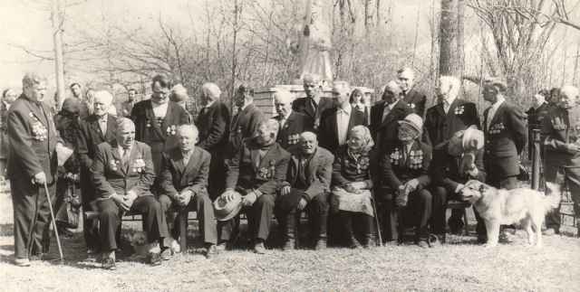 Фотографию о том, как праздновали День Победы сами ветераны, Сергей Суворов сохранил из архива Красноборского ДК.