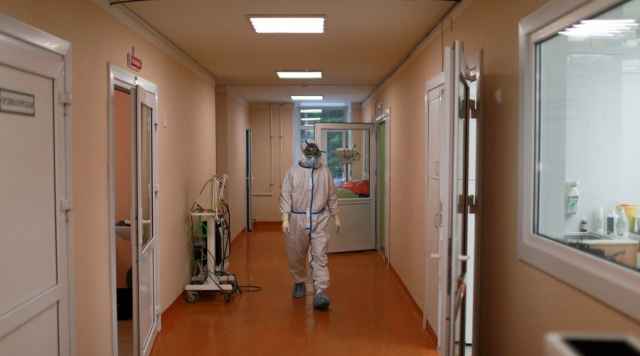 В Солецком районе 25 больных проходят лечение амбулаторно, 22 человека госпитализированы в областной центр
