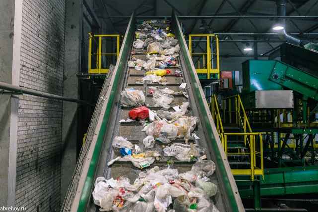 Сейчас на площадке окуловского мусоросортировочного комплекса работают 14 человек. В день обрабатывается 500 кубов отходов.