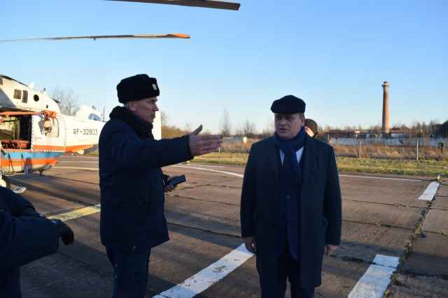 С помощью вертолёта КА-32 авиационного звена регионального МЧС губернатор и начальник новгородских спасателей оценили масштабы происшествия