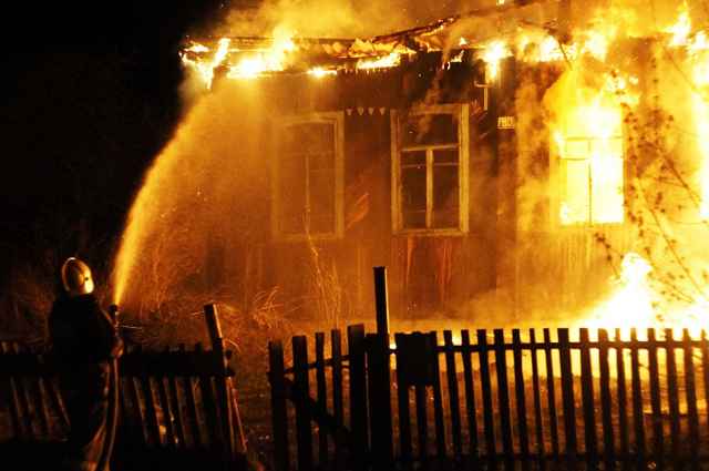 На момент прибытия пожарных подразделений открытым пламенем горел жилой дом