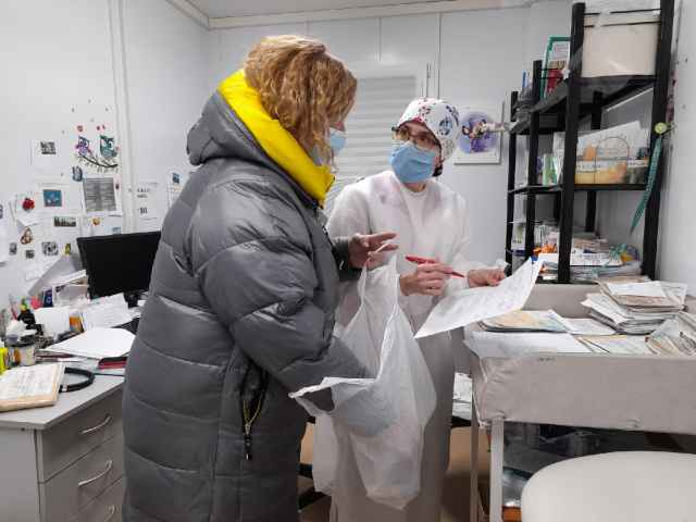 В Новгородском районе волонтёры помогают медикам доставлять до ФАПов бесплатные лекарства от COVID-19