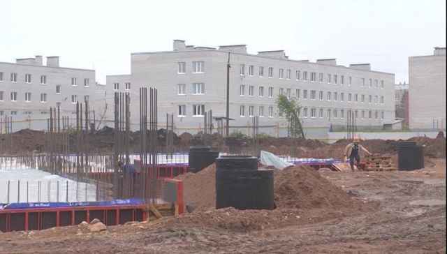Контракт на возведение здания школы в Боровичах закончился. Подрядчик ждёт решения Арбитражного суда по поводу переноса срока окончания строительства на 2021 год.
