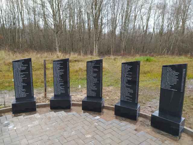 Комплекс дополнен важнейшими элементами — установлены плиты с именами погибших и поминальный колокол