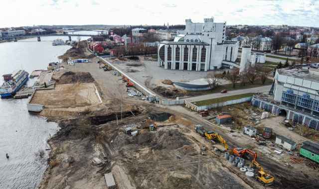 28 декабря во время строительства Софийской набережной на участке у драмтеатра рабочие задели водопроводную трубу.