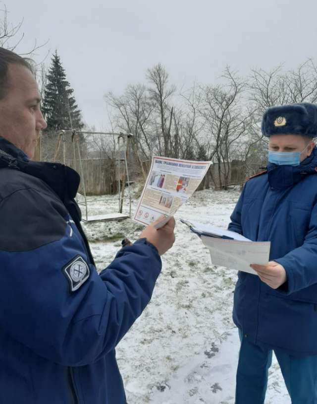 Новгородские инспекторы МЧС разъясняют жителям региона важность соблюдения правил пожарной безопасности.
