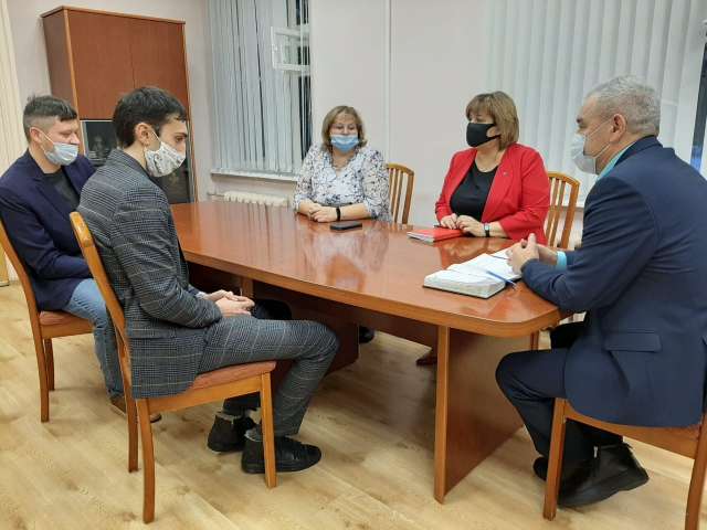 На встрече с главой администрации района Виталием Саляевым «земские» учителя отметили хорошие условия работы и проживания.