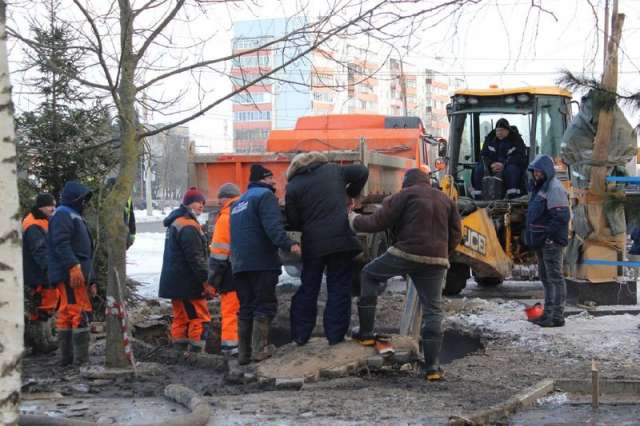 Прорыв канализации в Великом Новгороде устранили без демонтажа памятника Коровникову