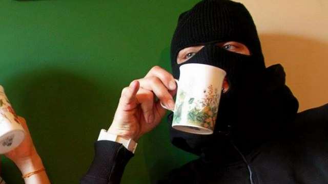 Из трёх шимских магазинов неизвестные похитили 10 банок кофе