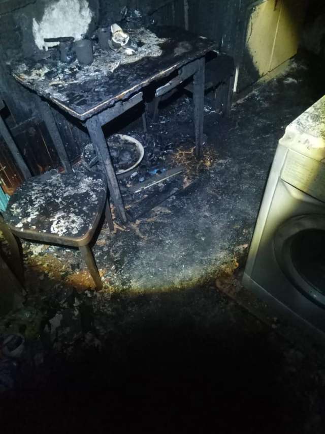 В результате пожара повреждены внутренняя отделка и имущество по всей площади кухни.