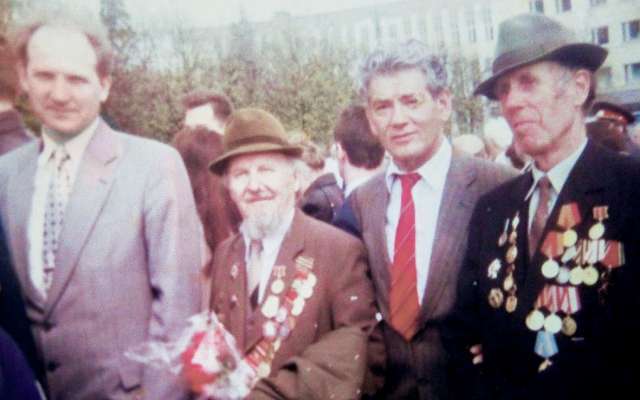На площади Победы 9 мая 1998 года с преподавателями и ветеранами университета.