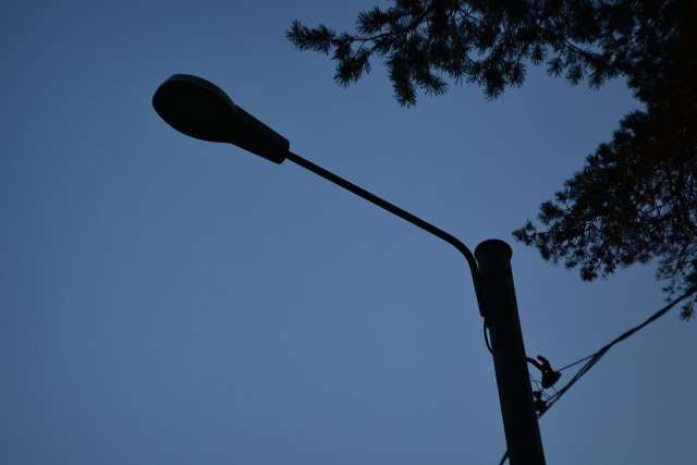 В Шимске уличные светильники отремонтировали по требованию прокуратуры.