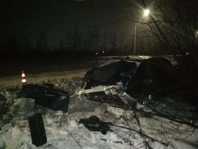 В Новгородском районе водитель автомобиля Mercedes-Benz E350 не выбрал безопасную скорость и попал в ДТП.