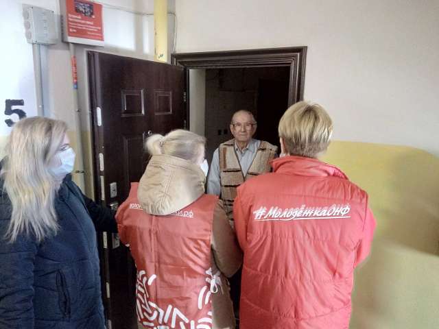 Жителям Новгородчины старшего возраста записаться на вакцинацию от коронавируса на портале Госуслуг помогут волонтёры штаба