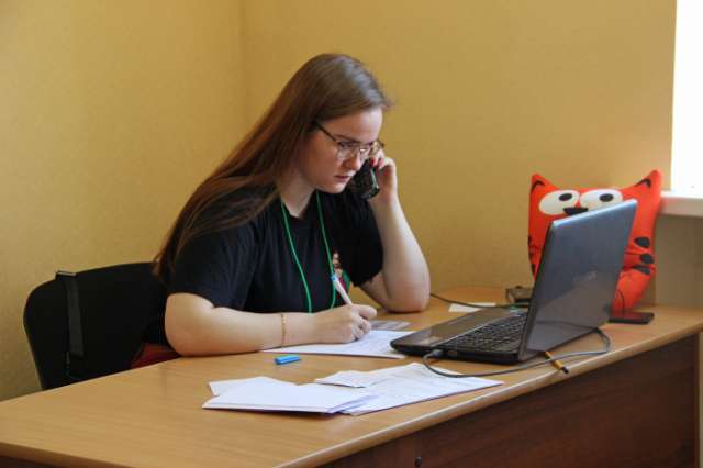 С 29 января волонтеры созваниваются с новгородцами и рассказывают, как можно записаться на вакцинацию.