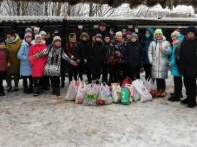 Новгородские школьники передали корм приюту для бездомных животных